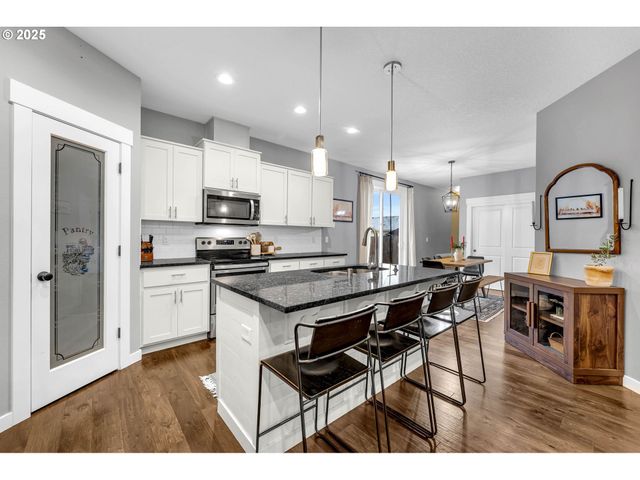 205 S HUBBARD Ave, Yacolt, WA 98675