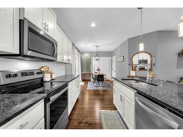 205 S HUBBARD Ave, Yacolt, WA 98675