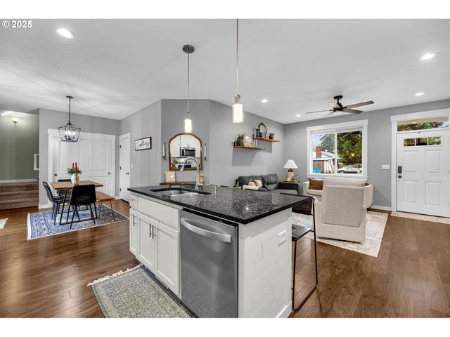 205 S HUBBARD Ave, Yacolt, WA 98675