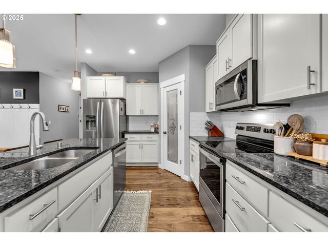 205 S HUBBARD Ave, Yacolt, WA 98675