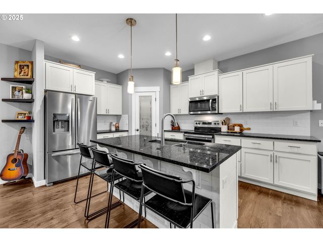 205 S HUBBARD Ave, Yacolt, WA 98675