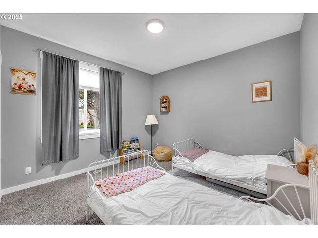 205 S HUBBARD Ave, Yacolt, WA 98675