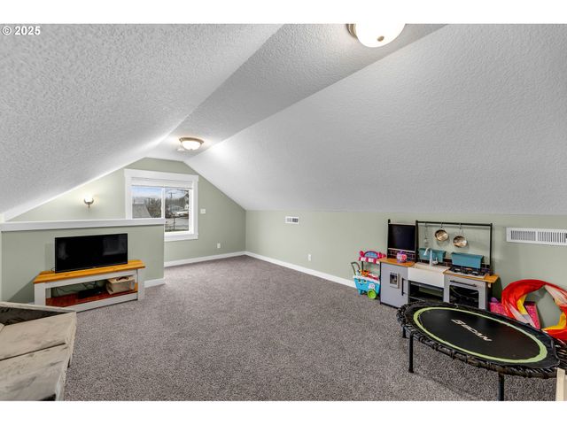 205 S HUBBARD Ave, Yacolt, WA 98675