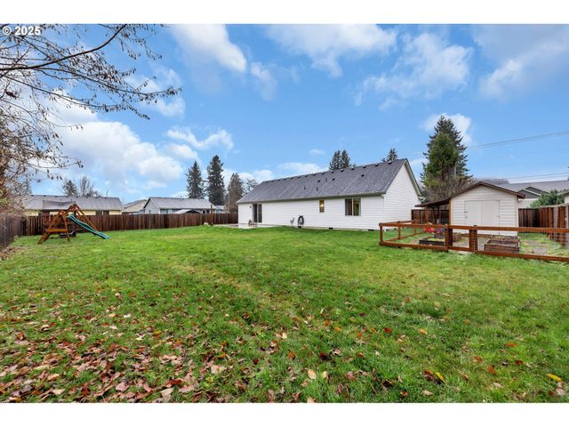 205 S HUBBARD Ave, Yacolt, WA 98675