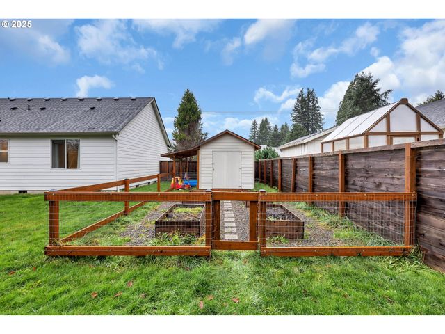 205 S HUBBARD Ave, Yacolt, WA 98675