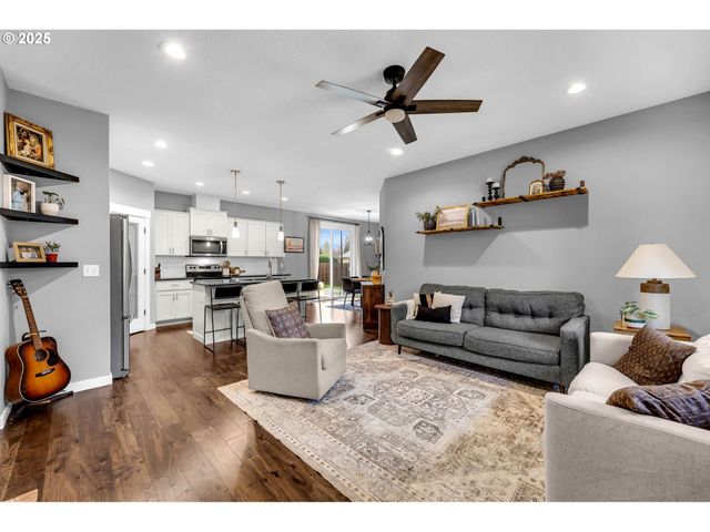 205 S HUBBARD Ave, Yacolt, WA 98675