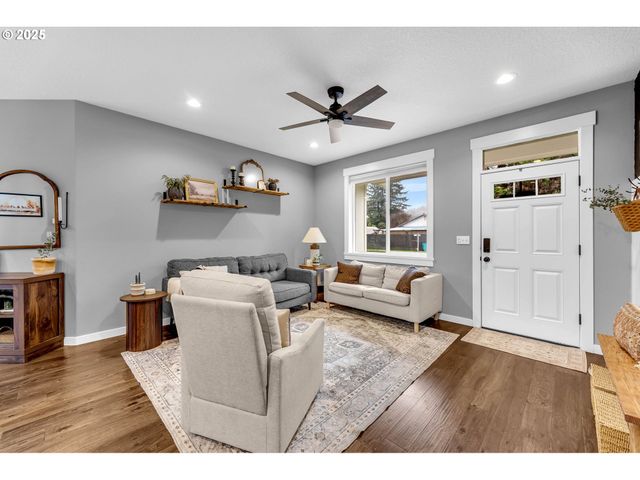 205 S HUBBARD Ave, Yacolt, WA 98675