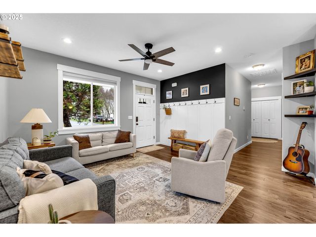 205 S HUBBARD Ave, Yacolt, WA 98675