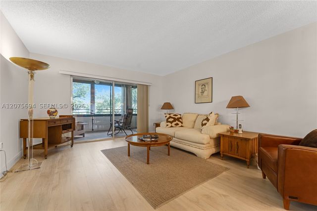 850 SW 138th Ave 213D, Pembroke Pines, FL 33027
