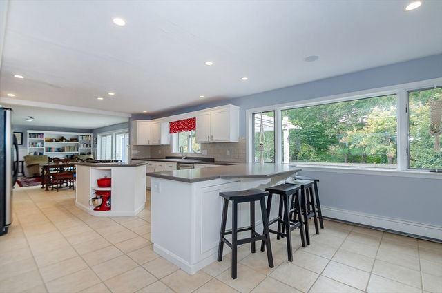 9 Hitching Post Rd, Mattapoisett, MA 02739