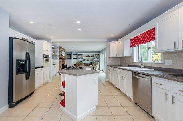 9 Hitching Post Rd, Mattapoisett, MA 02739