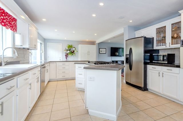 9 Hitching Post Rd, Mattapoisett, MA 02739