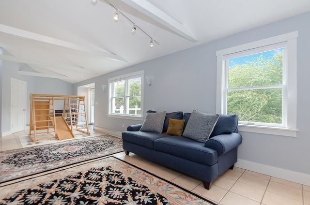 9 Hitching Post Rd, Mattapoisett, MA 02739