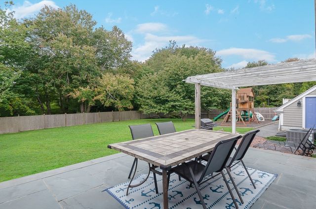 9 Hitching Post Rd, Mattapoisett, MA 02739