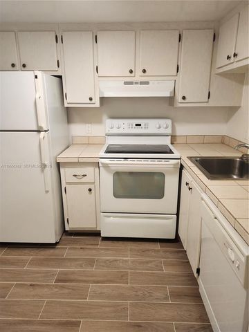 9410 Poinciana Pl 101, Davie, FL 33324