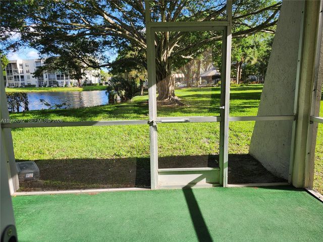 9410 Poinciana Pl 101, Davie, FL 33324