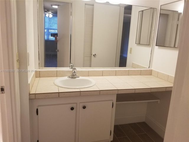 9410 Poinciana Pl 101, Davie, FL 33324