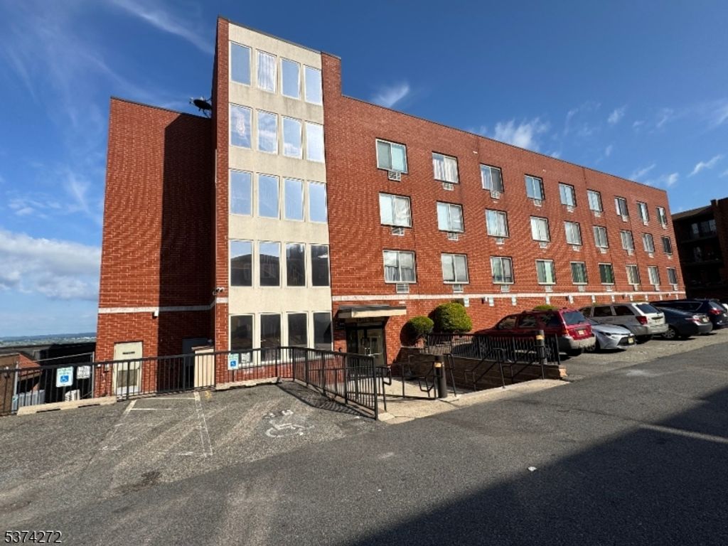 1911 Grand Ave 1C, North Bergen Twp., NJ 07047