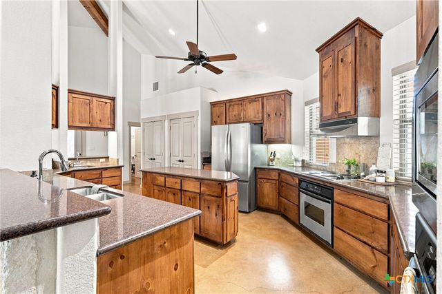 2 Trophy Lane, New Braunfels, TX 78132