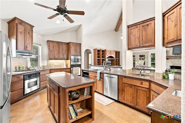 2 Trophy Lane, New Braunfels, TX 78132