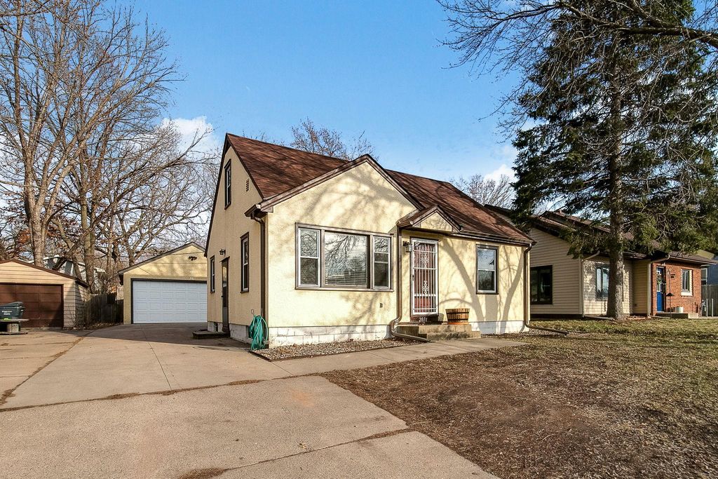 2074 McKnight Road N, North Saint Paul, MN 55109