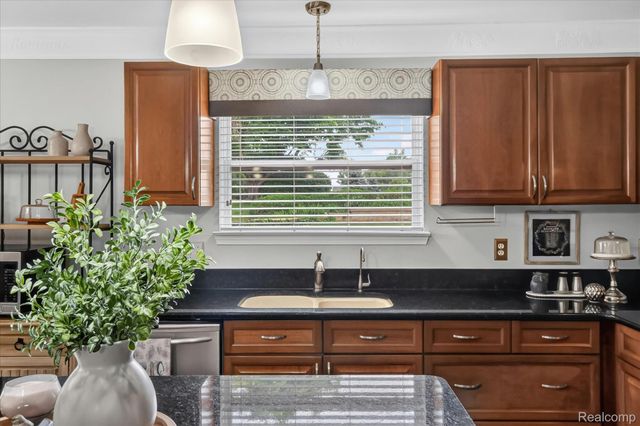 2333 Sandlewood Drive, White Lake Charter Township, MI 48383