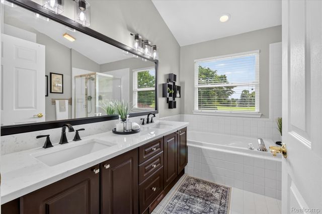 2333 Sandlewood Drive, White Lake Charter Township, MI 48383