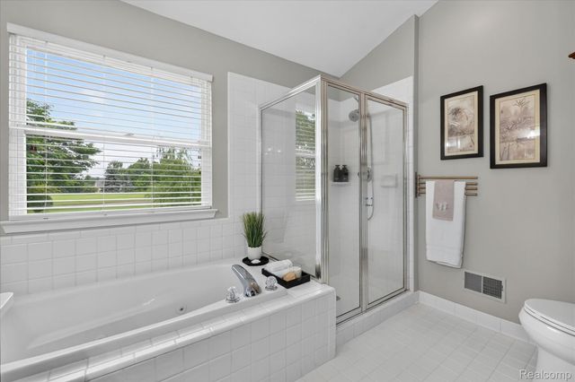 2333 Sandlewood Drive, White Lake Charter Township, MI 48383