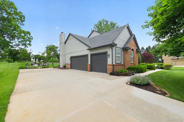 2333 Sandlewood Drive, White Lake Charter Township, MI 48383