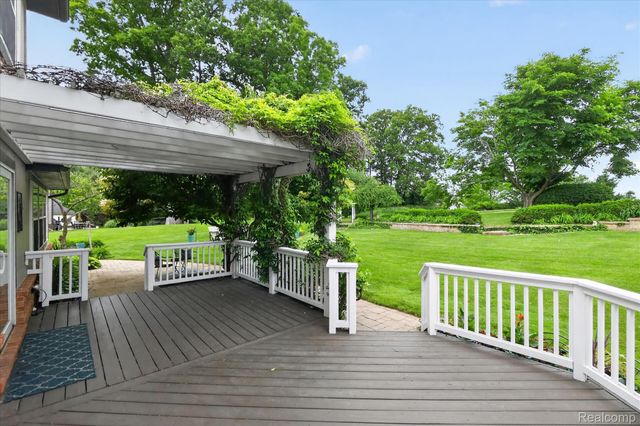 2333 Sandlewood Drive, White Lake Charter Township, MI 48383