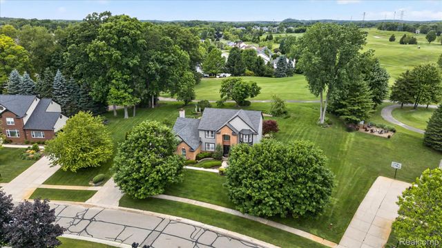 2333 Sandlewood Drive, White Lake Charter Township, MI 48383