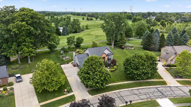 2333 Sandlewood Drive, White Lake Charter Township, MI 48383