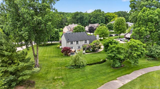 2333 Sandlewood Drive, White Lake Charter Township, MI 48383