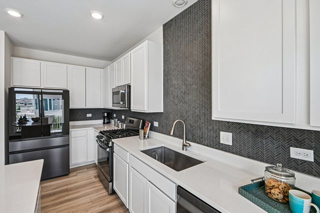 1611 Bentz Way, Batavia, IL 60510