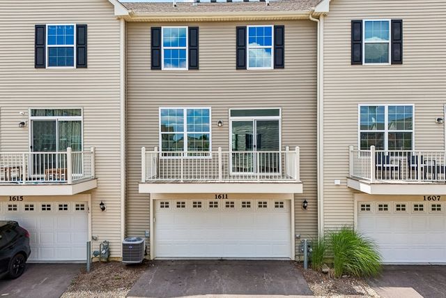 1611 Bentz Way, Batavia, IL 60510