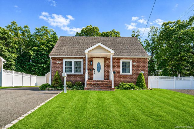 34 Weichers Street, Ronkonkoma, NY 11779