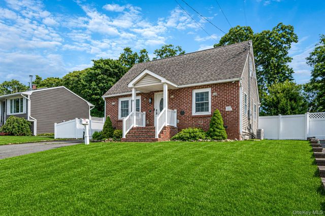 34 Weichers Street, Ronkonkoma, NY 11779