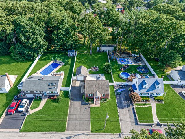 34 Weichers Street, Ronkonkoma, NY 11779
