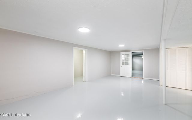 10209 Eve Dr, Louisville, KY 40272