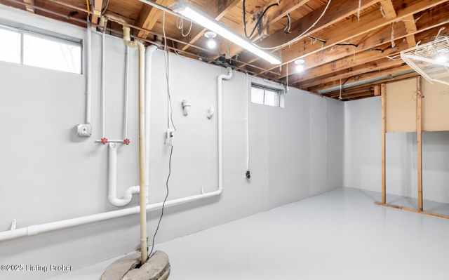 10209 Eve Dr, Louisville, KY 40272