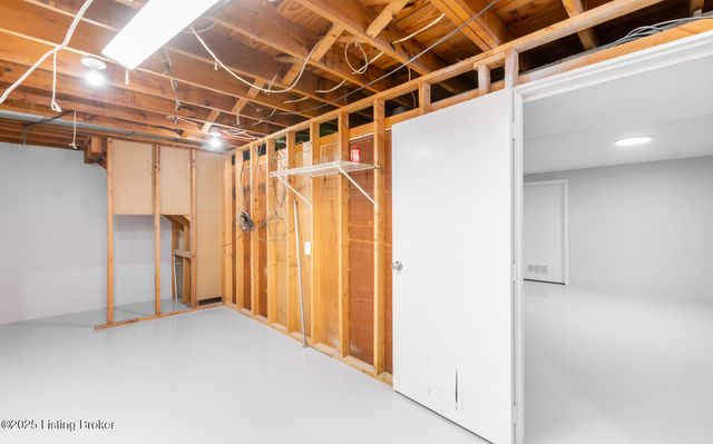 10209 Eve Dr, Louisville, KY 40272