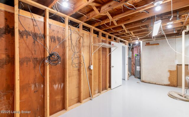 10209 Eve Dr, Louisville, KY 40272