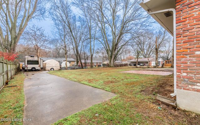 10209 Eve Dr, Louisville, KY 40272