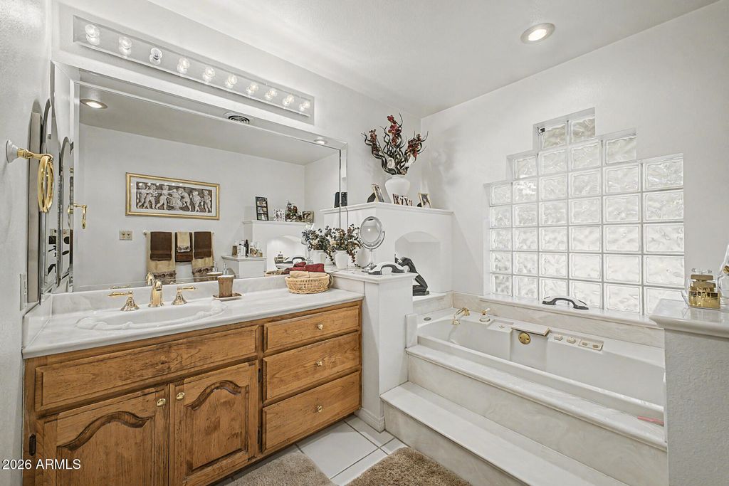 Image 15 of property listing at 7138 N 11TH Avenue, Phoenix, AZ 85021