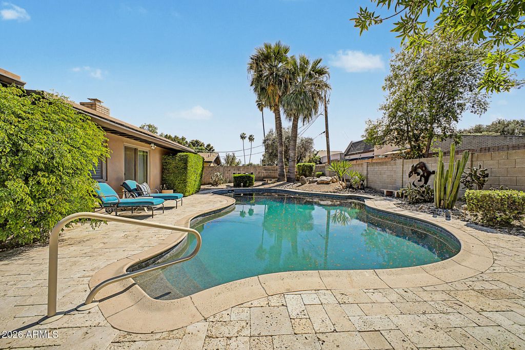 Image 4 of property listing at 7138 N 11TH Avenue, Phoenix, AZ 85021