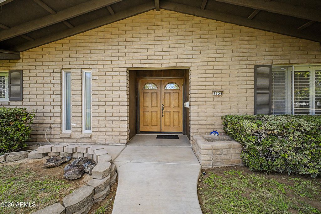 Image 5 of property listing at 7138 N 11TH Avenue, Phoenix, AZ 85021