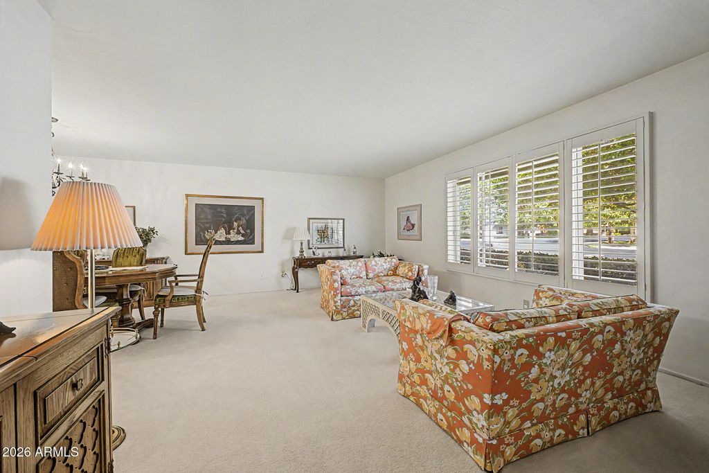 Image 7 of property listing at 7138 N 11TH Avenue, Phoenix, AZ 85021