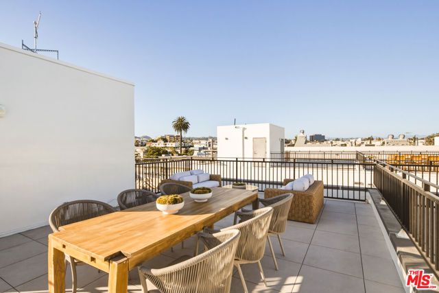 11967 Mayfield Ave 108, Los Angeles, CA 90049