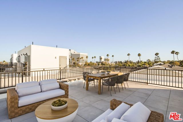 11967 Mayfield Ave 108, Los Angeles, CA 90049