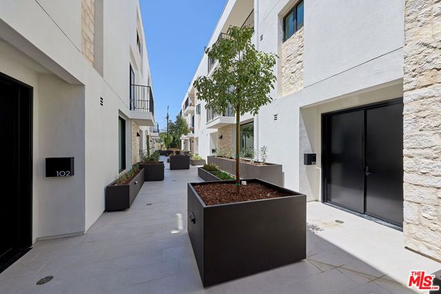 11967 Mayfield Ave 108, Los Angeles, CA 90049